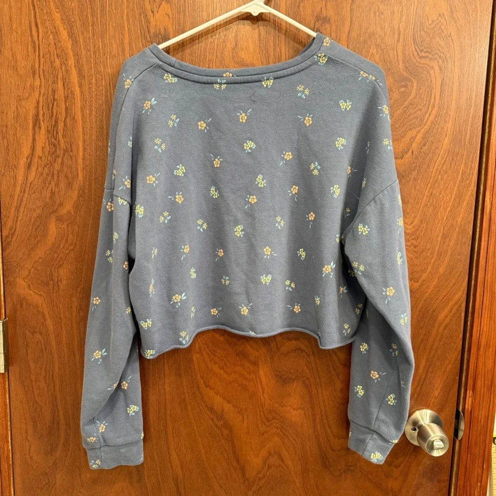 Target Wild Fable Blue Floral Print Cropped Raw‎ Hem Sweatshirt Comfy Casual - Picture 2 of 7